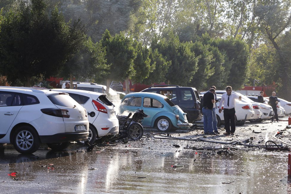 Exploze v tureckém letovisku Antalya poničila několik aut a budov. Nikdo nebyl vážně zraněn.