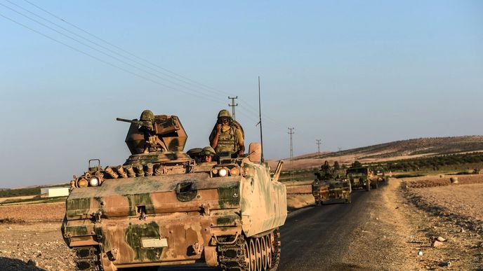 Jednotky turecké armády u hranic se Sýrií