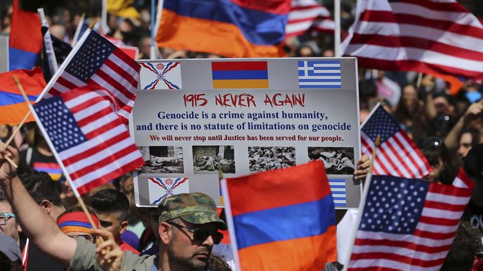NEZAPOMENOU. Takhle to vypadalo, když demonstranti před tureckým konzulátem v kalifornském Los Angeles připomínali 102. výročí arménské genocidy v Osmanské říši.