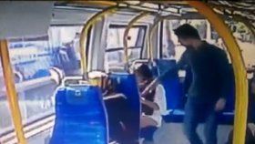 Muži se nelíbilo, jak se oblékla studentka, která jela v Istanbulu autobusem, kromě nadávek jí dal i facku a povalil ji na zem.