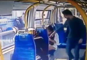 Muži se nelíbilo, jak se oblékla studentka, která jela v Istanbulu autobusem, kromě nadávek jí dal i facku a povalil ji na zem.