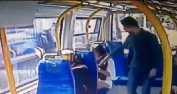 Muži se nelíbilo, jak se oblékla studentka, která jela v Istanbulu autobusem, kromě nadávek jí dal i facku a povalil ji na zem.