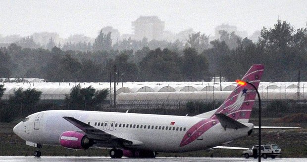 Boeing 737 společnosti Sky Airlines na runwayi v Antalyi
