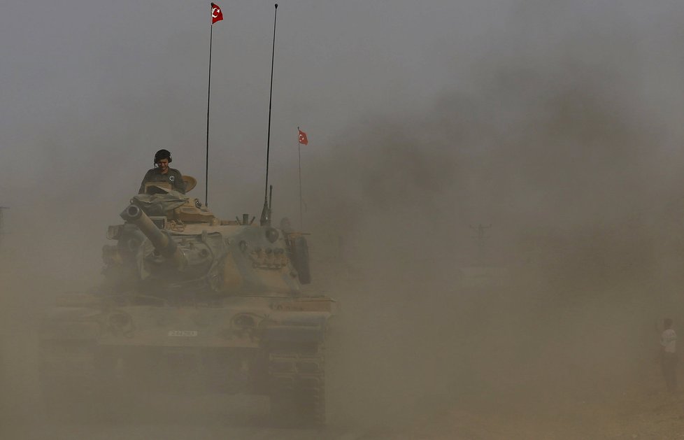 Turecko povolalo do boje na hranicích Sýrie další desítku tanků.