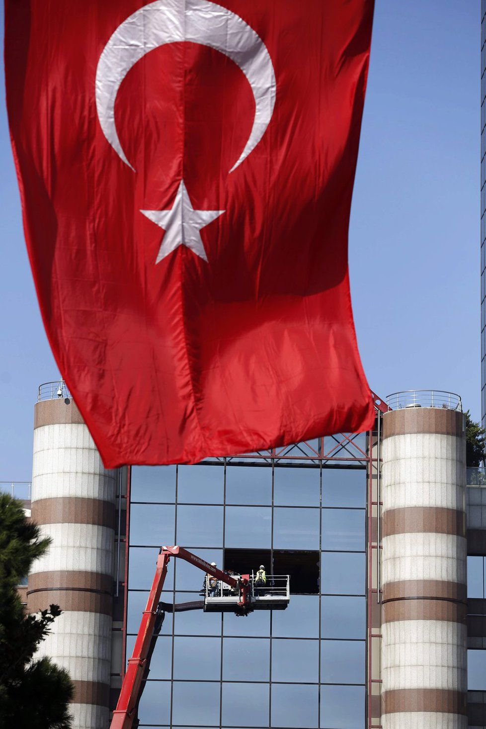 K sobotnímu teroristickému útoku u stadionu v Istanbulu se přihlásila radikální kurdská skupina TAK.
