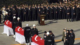 K sobotnímu teroristickému útoku u stadionu v Istanbulu se přihlásila radikální kurdská skupina TAK.