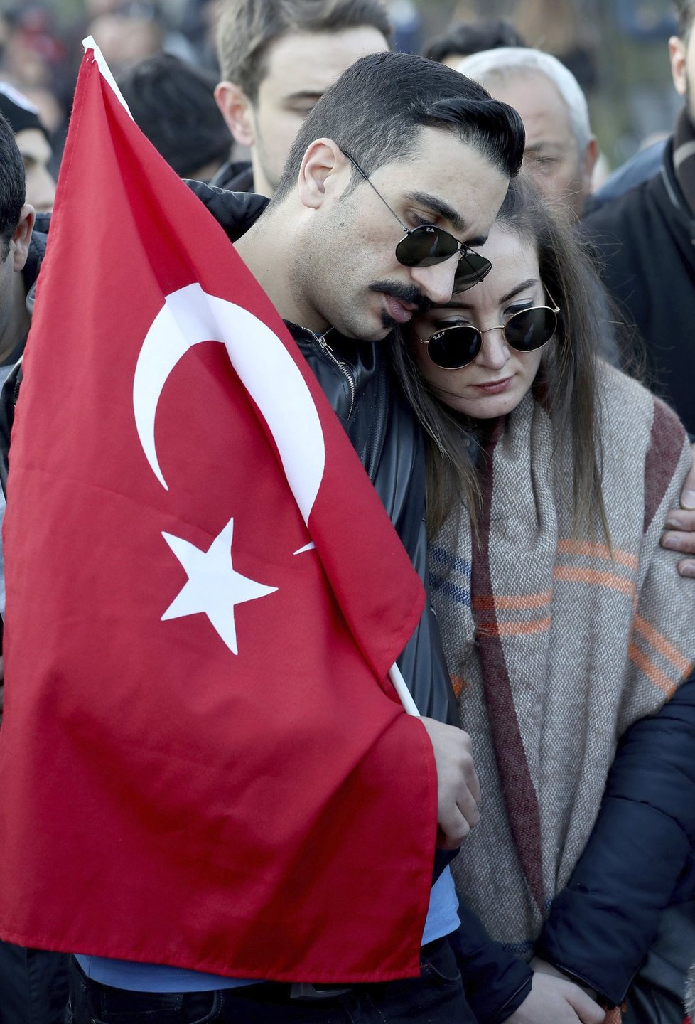 K sobotnímu teroristickému útoku u stadionu v Istanbulu se přihlásila radikální kurdská skupina TAK.