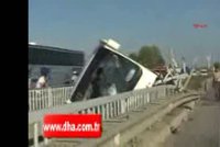 Drama Čechů v Turecku: Autobus visel na mostě
