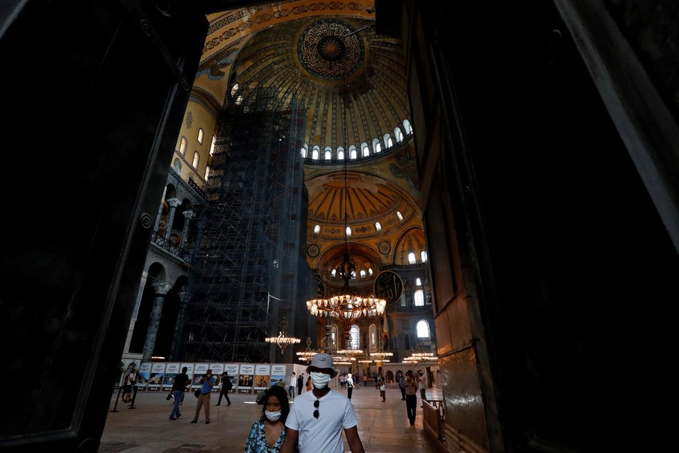 Turecký chrám Hagia Sofia, který sloužil jako muzeum, se znovu přeměnil na mešitu. (10.7.2020)