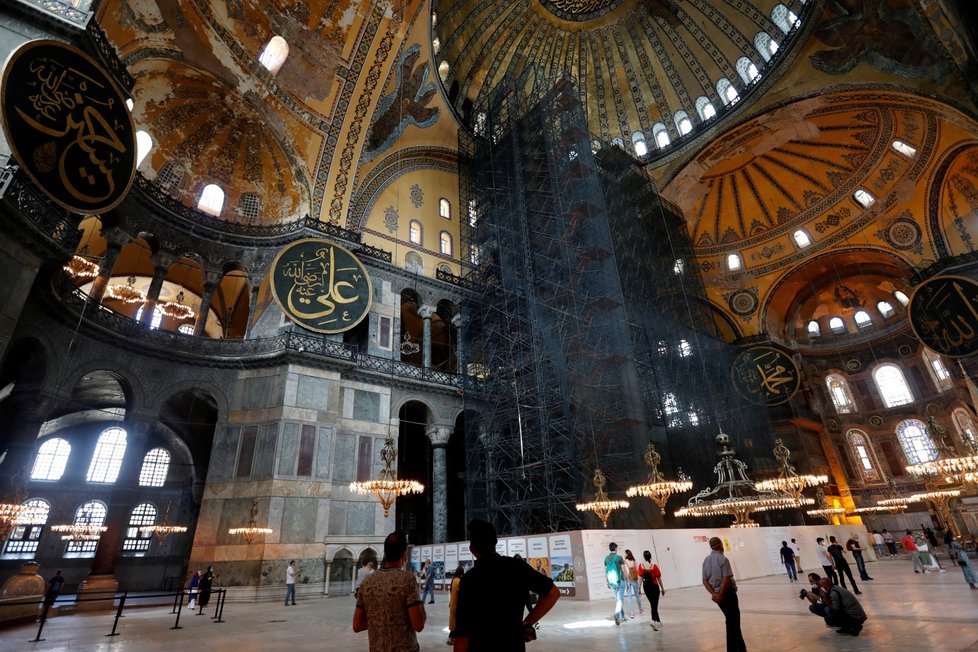 Turecký chrám Hagia Sofia, který sloužil jako muzeum, se znovu přeměnil na mešitu. (10.7.2020)