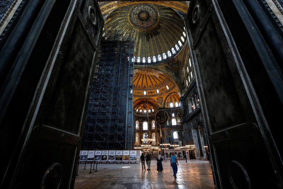 Turecký chrám Hagia Sofia, který slouží jako muzeum, se smí přeměnit na mešitu. (10.7.2020)