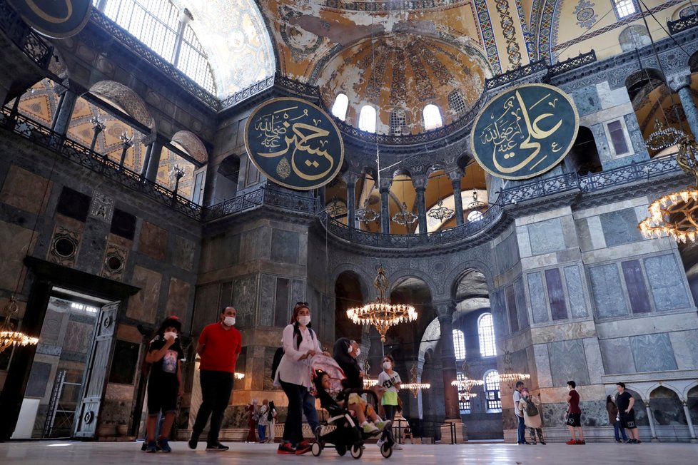 Turecký chrám Hagia Sofia, který sloužil jako muzeum, se znovu přeměnil na mešitu. (10.7.2020)