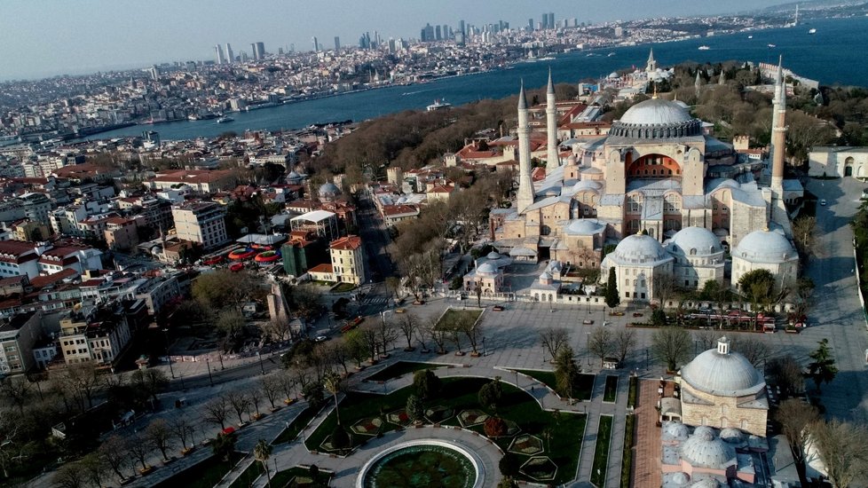 Turecký chrám Hagia Sofia, který slouží jako muzeum, se smí přeměnit na mešitu (10. 7. 2020).