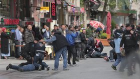 Policie rozehnala slzným plynem prvomájovou demonstraci na istanbulském náměstí Taksim.