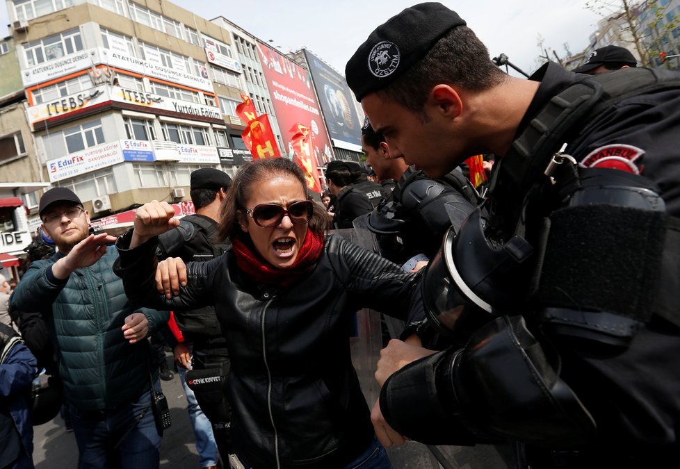 Policie rozehnala slzným plynem prvomájovou demonstrace na istanbulském náměstí Taksim