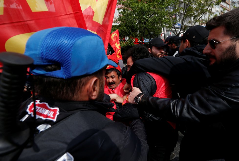 Policie rozehnala slzným plynem prvomájovou demonstrace na istanbulském náměstí Taksim