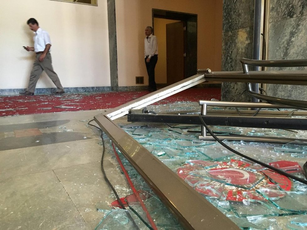 Turecko den po nezdařilém puči, poničená budova parlamentu