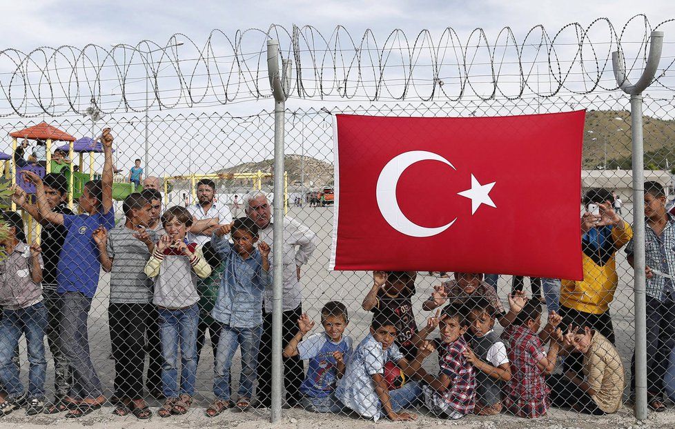 Uprchlické středisko chválila Merkelová: V Turecku znásilnili desítky dětí.