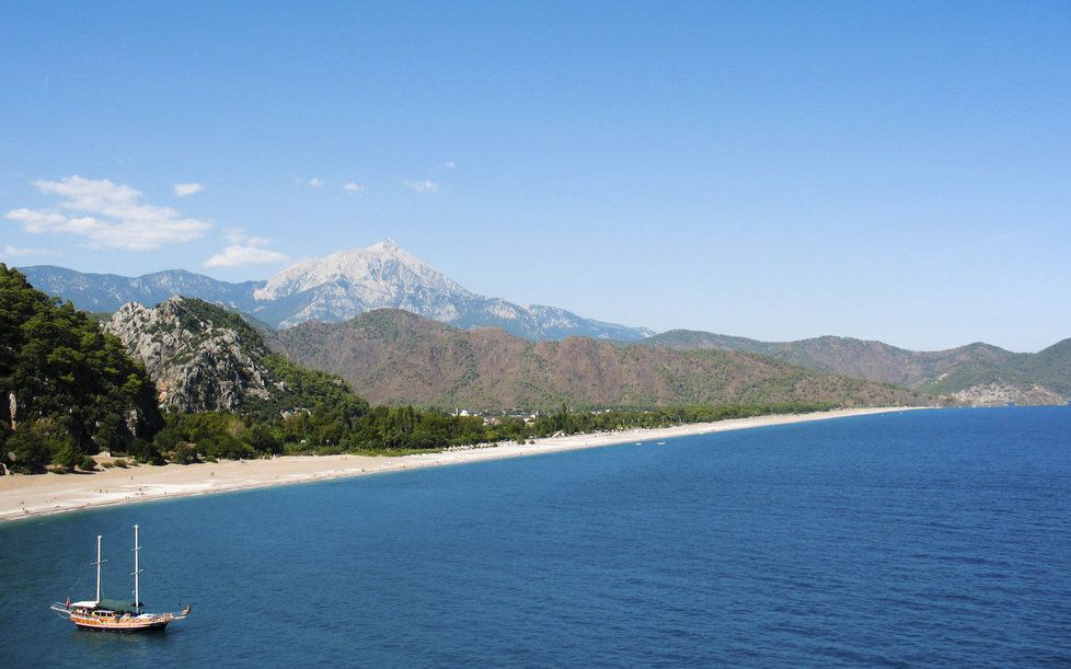 Idylické letovisko Olimpos v turecké provincii Antalya ohrožuje požár.