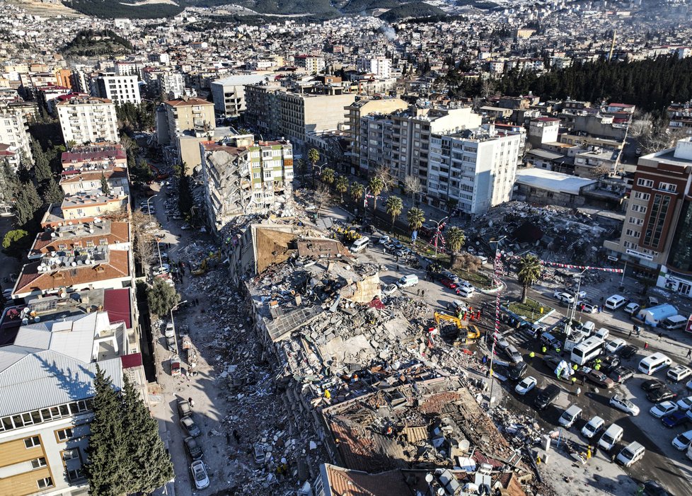 Děsivý pohled na trosky města Hatay na jihu  Turecka.