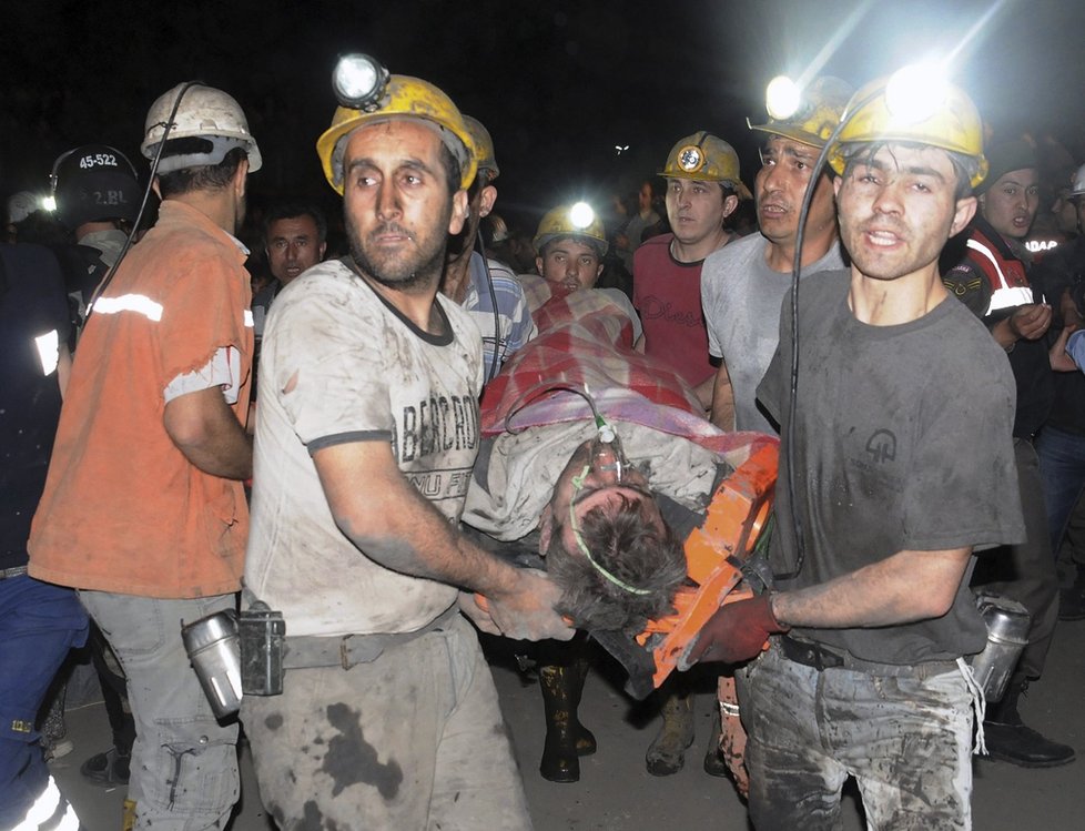 V tureckém dole zemřelo po výbuchu přes 200 horníků