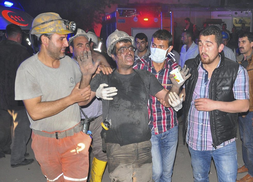 V tureckém dole zemřelo po výbuchu přes 200 horníků