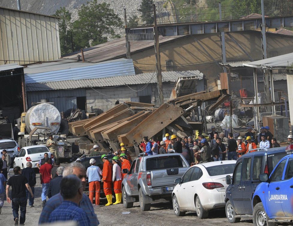 Důl u města Soma v Turecko po výbuchu zavalil asi 300 horníků.