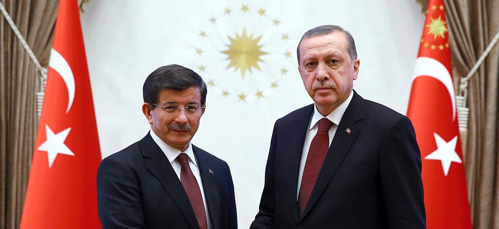 Ahmet Davutoğlu a Recep Tayyip Erdoğan.