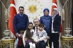 Turecký prezident Erdogan pomohl dětem v Halabu.