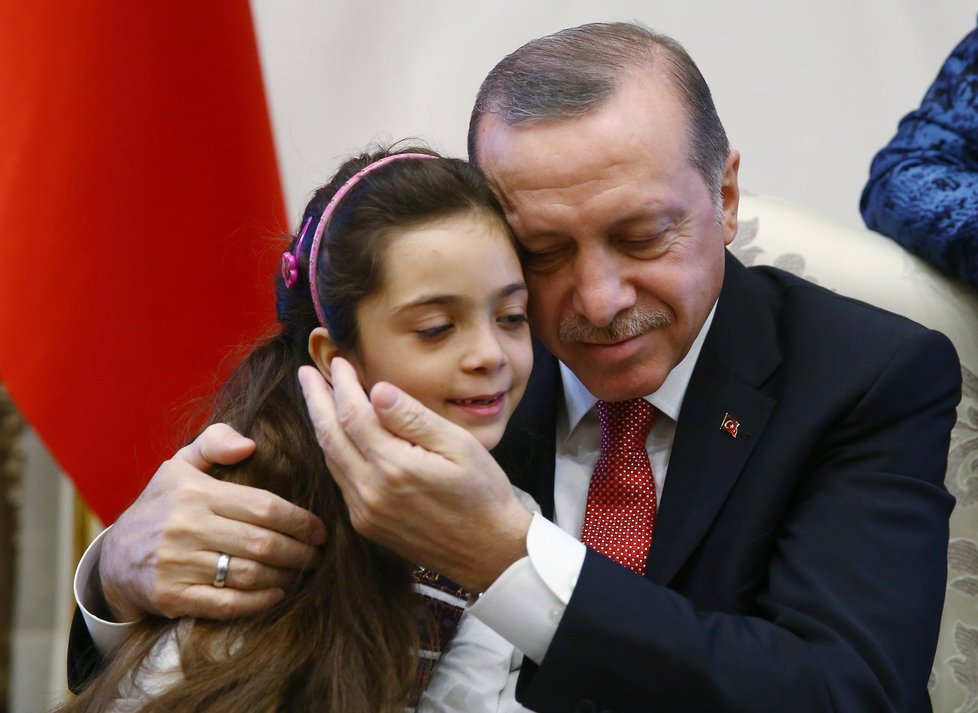 Turecký prezident Erdogan se setkal s dětmi z Aleppa.