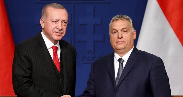 Erdogan znovu hrozil, Orbán zíral. „Otevřu uprchlíkům bránu do Evropy“