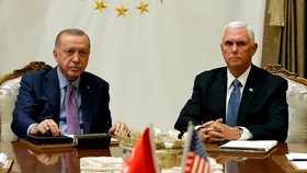 Turecký prezident Recep Tayyip Erdogan a americký viceprezident Mike Pence