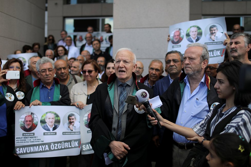 Demonstrace za novináře píšící v deníku Cumhuriyet