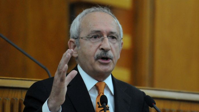 Předseda Lidové republikánské strany (CHP) Kemal Kiliçdaroglu letos v lednu nazval Erdogana "nepovedeným diktátorem".