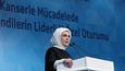 První dáma Turecka, Emine Erdoğanová, nosí šátek.
