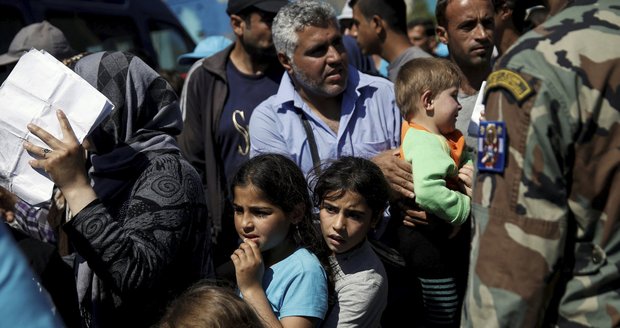 Rakousko panikaří z uprchlíků: Na hranice vyšle vojáky a zahájí kontroly