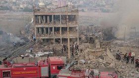 Exploze před policejní stanicí na jihovýchodě Turecka si vyžádala řadu obětí.