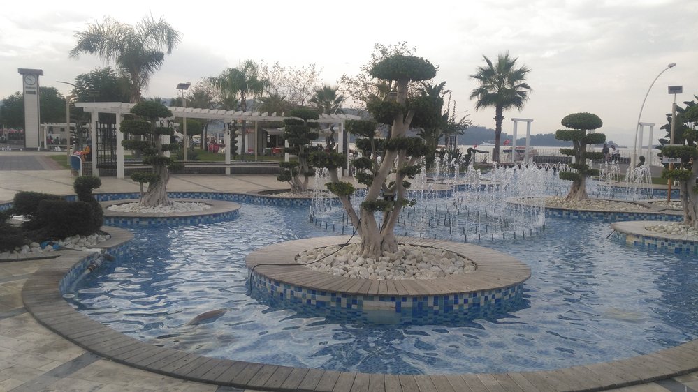 Pobřežní park s fontánami ve městě Fethiye.