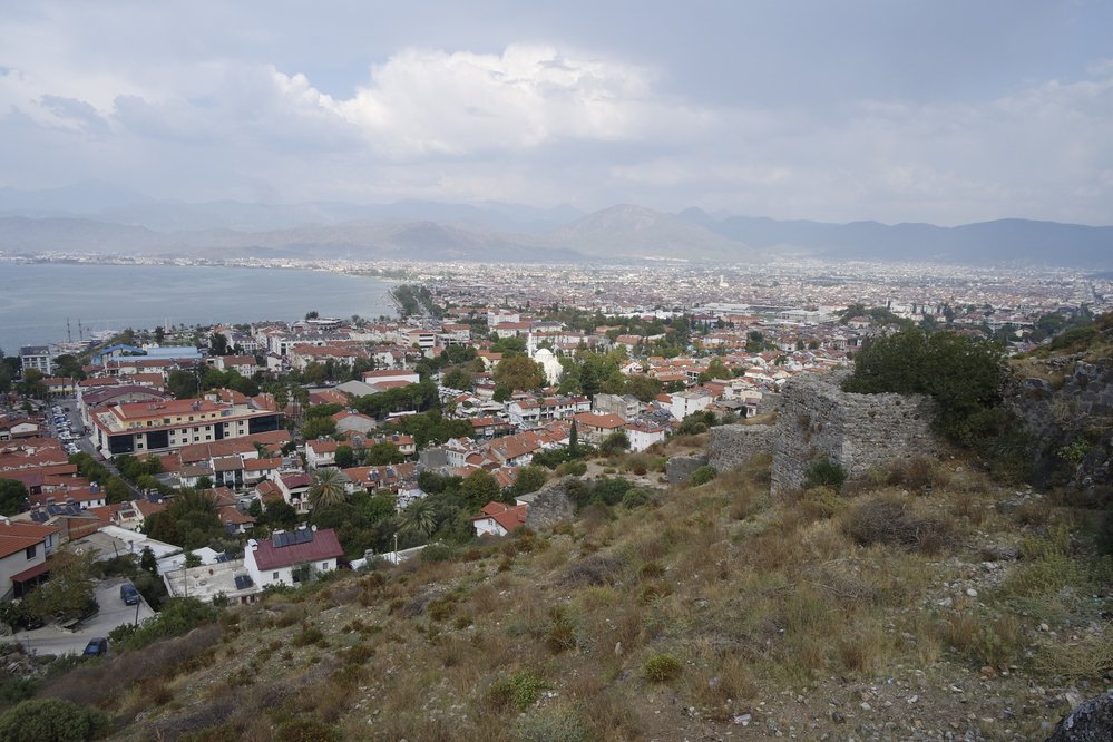 Pohled na město od trosek hradu v kopcích.