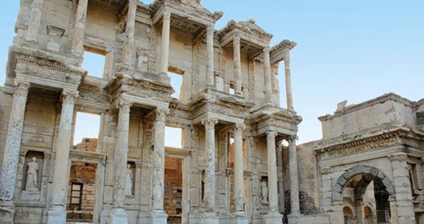 Jeden příklad za všechny. Celsova knihovna v Pergamu je důkazem o kráse tureckých památek.