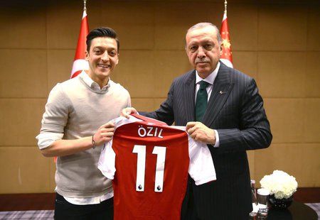 Mesut Ozil při setkání s s tureckým prezidentem Erdoğanem.