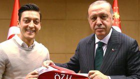 Mesut Ozil při setkání s s tureckým prezidentem Erdoğanem.