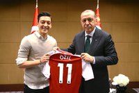 Německá fotbalová esa Özil a Gündogan tlumí vášně po schůzce s Erdoganem
