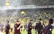 Sedačky a beton. Před útokem zdivočelých fans prchali i policisté.