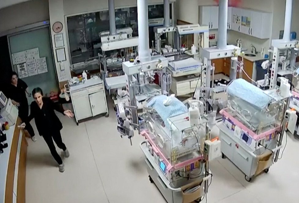 Zdravotní sestřičky v tureckém Gaziantepu držely inkubátory při zemětřesení.