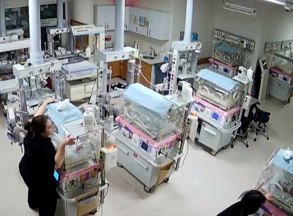 Zdravotní sestřičky v tureckém Gaziantepu držely inkubátory při zemětřesení.