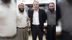 Erdoğanův syn Bilal s islamisty. Foto prý dokládá jeho vazby na teroristy. Bilal tvrdí, že se zúčastnil vyjednávacích rozhovorů.