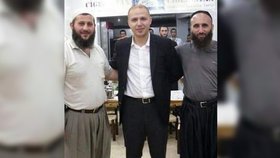 Bilal Erdogan s islamisty. Foto prý dokládá jeho vazby na teroristy. Bilal tvrdí, že se zúčastnil vyjednávacích rozhovorů.