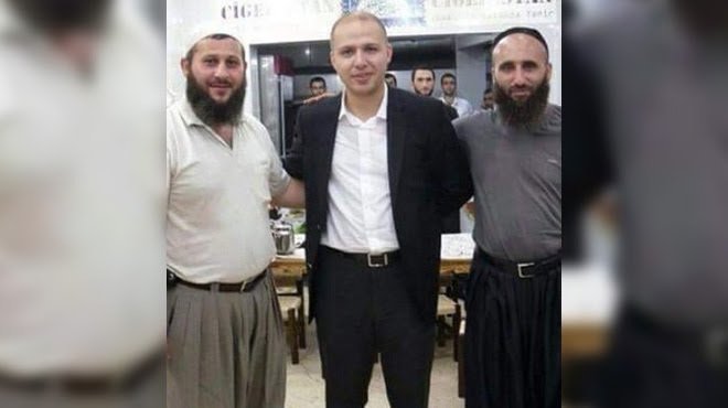 Bilal Erdogan (syn Recepa Erdogana) s islamisty. Foto prý dokládá jeho vazby na teroristy. Bilal tvrdí, že se zúčastnil vyjednávacích rozhovorů.