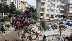 V troskách zřícené budovy v Istanbulu zahynuly děti.